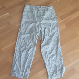 Weekday linnebyxor - Säljer dessa snygga linnebyxor från weekday. Säljer byxorna för att de inte riktigt passade mig. De är bara använda ett fåtal gånger och i nyskick.