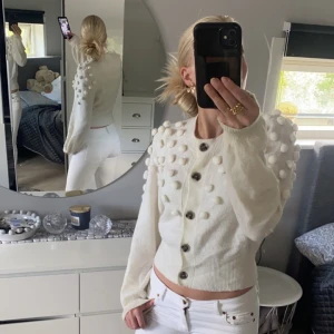 Söt stickad kofta Lindex - Supersöt stickad kofta med fina detaljer🤍 Passar perfekt både till vardags men även vid tillfällen du vill klä upp dig lite☺️Fint att även ha en tröja under och låta koftan vara uppknäppt. 