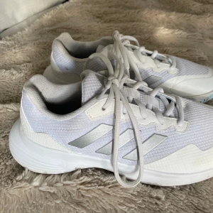 Träningsskor - Ett par nästan helt nya träninsskor från Adidas i storleken 38. Dem funkar till Padel,tennis, gym, löpning eller liknande