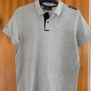 SAIL Racing piké grå strl M - SAIL Racing piké grå strl M , nyskick