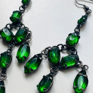 Örhängen  - Vintage örhängen med gröna rhinestones i troligtvis glas 
