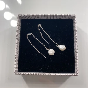 Örhängen - Fina pärlörhängen! Tror de är från glitter. Orginalpris: 100kr. Aldrig använda