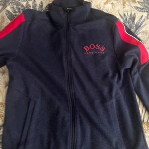 Hugo Boss Zip Hoodie - Hugo Boss mörkblå zip hoodie  Storlek M Helt äkta finns dock inget kvitto köpt på johnells Använd 1 gång Nypris 2000 