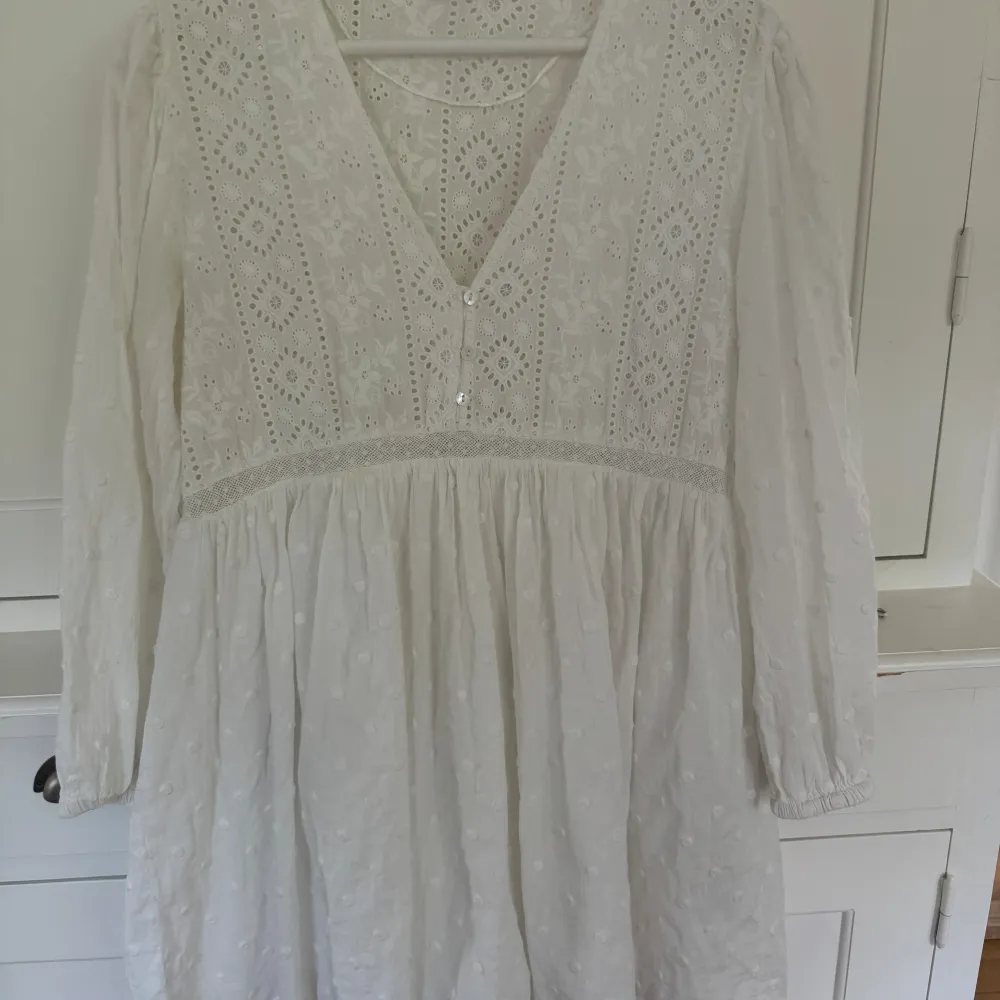 Säljer en superfin vit zara klänning i storlek 36, den har en liten fläck som jag försökte få med på sista bilden men den sys nästan ingenting!. Klänningar.