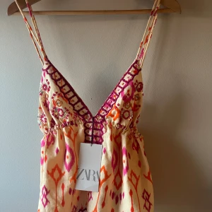 Zara topp - Säljer denna jätte populära och slutsålda toppen från zara🥰 storlek L men sitter som S/M💕