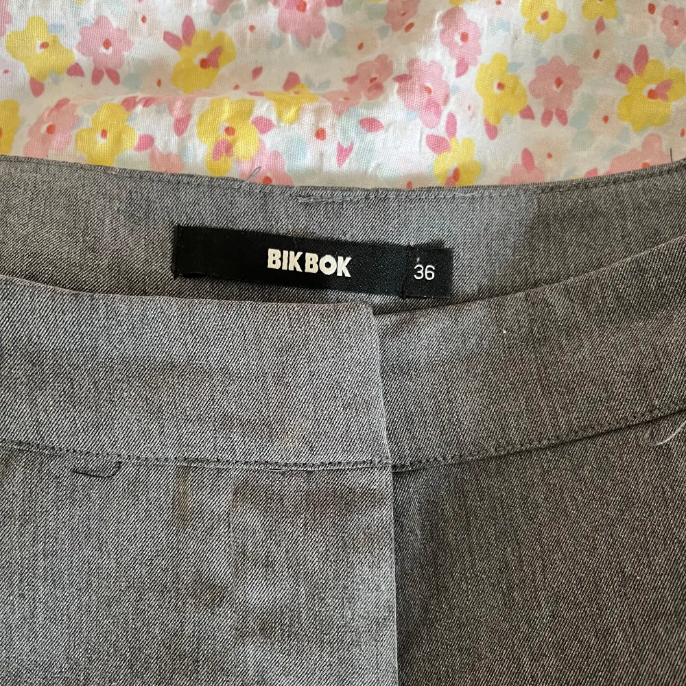 Högmidjade, nästan oanvända gråa kostymbyxor från bikbok!💕. Jeans & Byxor.