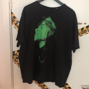 Billie eilish tshirt - Svart billie eilish tshirt från hennes svart och grön ”era” eller vad man ska säga, säljer pga lyssnar inte så mycket på henne