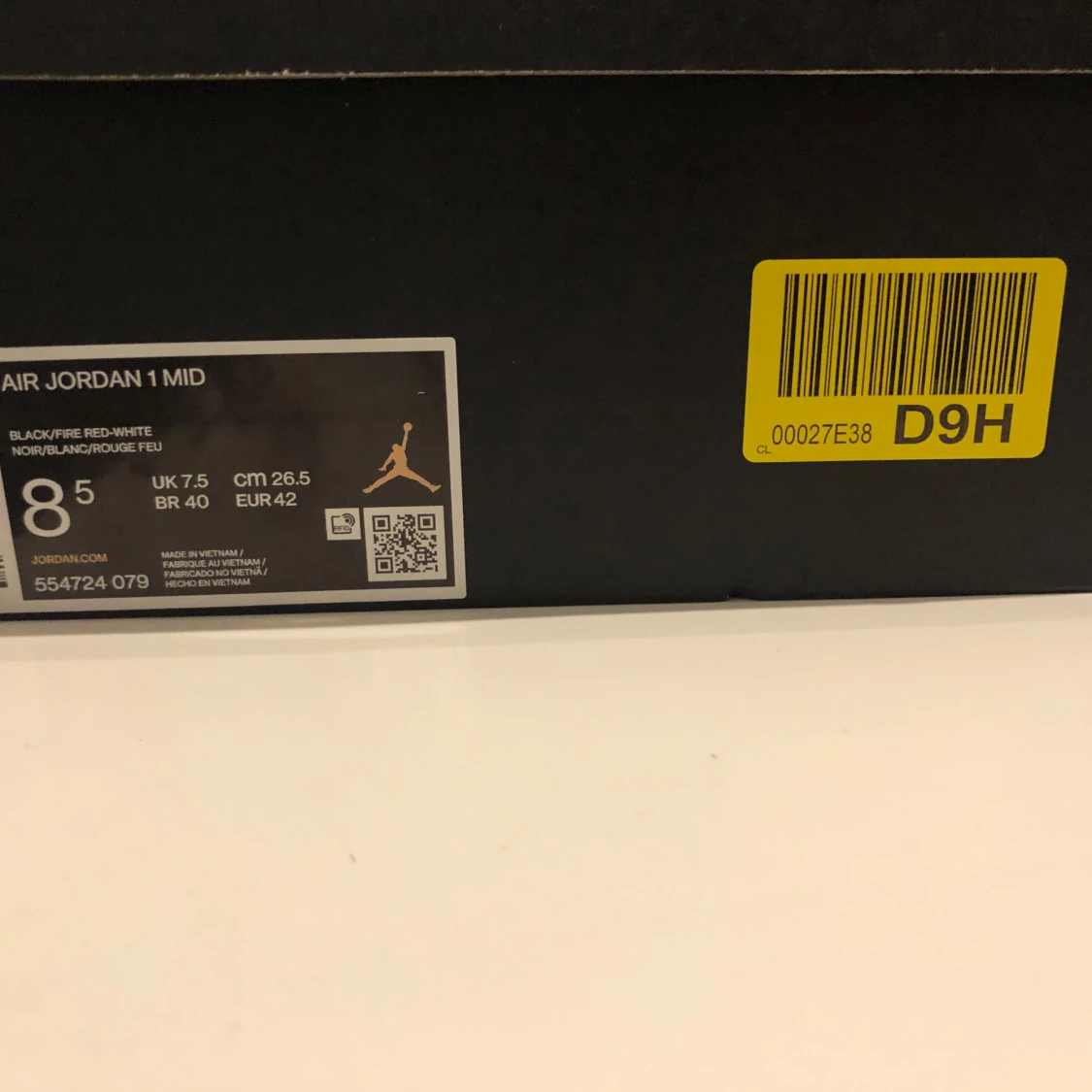 Jordan 1s mid red, black and white - 93