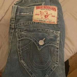 True religion jeans - Säljer mina true religions de är bootcut/flared. De är i en fin skick, har inget intresse för de längre. Pris kan alltid diskuteras.