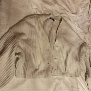 Stickad kofta  - Så fin stickad kofta från Gina, knappt använd💗