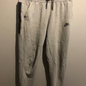 Nike Tech fleece byxor hel gråa - Helgråa Nike Tech byxor i ett underbart skick 10/10 i storlek 158-170 