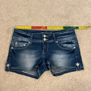 Lågmidjade jeansshorts  - De har lite stretchigt material så passar någon som kanske har större storlek i vanliga fall, tyvärr är de för små för mig💕