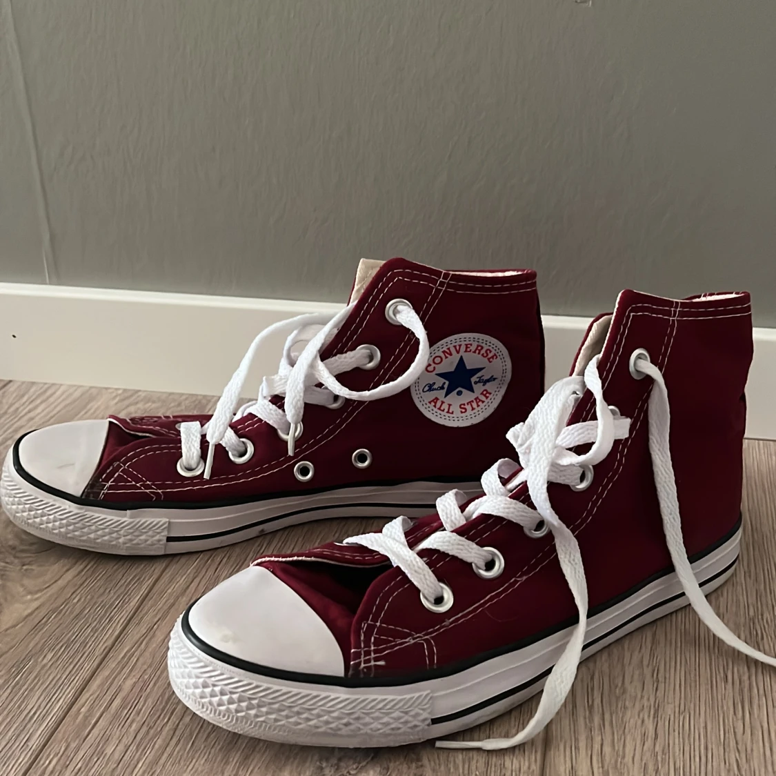 Converse mörkröda🥀 - 90