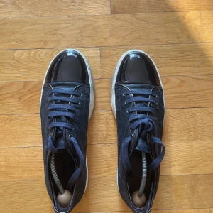 Lanvin 43 Cap Toe  - Tjena! Säljer dessa lanvin dojjor i storlek 43 då dem ej faller mig i smaken längre. De är i använt skick men har mycket kvar att ge. De är storlek 43 men sitter mer som 44or. Enbart skor tillkommer. Finns dessvärre ett litet hål i skon, syns ej dock
