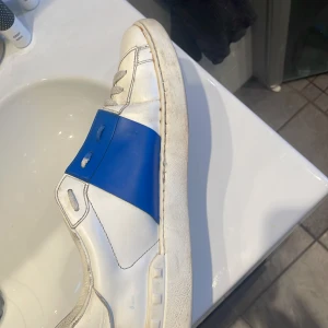 Valentino Open Ljusblå⛱ - Hej, säljer nu dessa feta valentino open ljusblåa till sommaren 😊☀️ storlek 45 några små defekter på skorna som vid insidan av skorna men inget större än det skick 8/10 nypris 4500 😁 tveka inte att höra av er via funderingar 100% äkta 