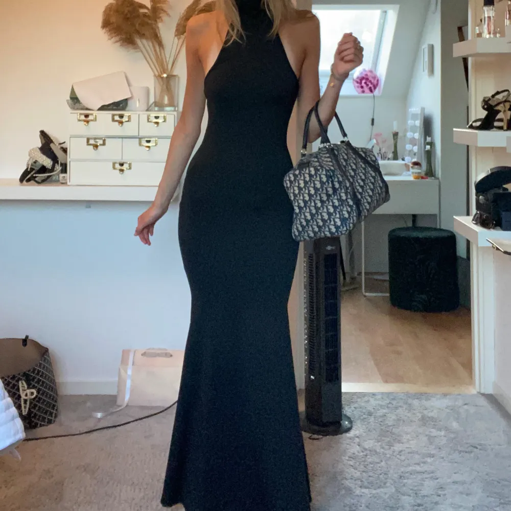 Helt perfekt svart långklänning med högre hals! Aldrig använd då jag har många fler! 🩷🩷💐. Klänningar.
