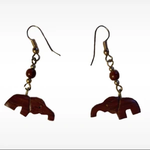 Trä-örhängen  - Örhängen med elefant-smycken, köpt second hand.