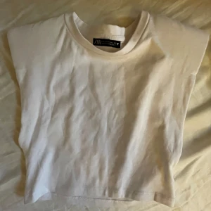 Zara topp  - Säljer denna jättefina zara topp som tyvärr inte kommit till användning!! Jättefint skick 💓