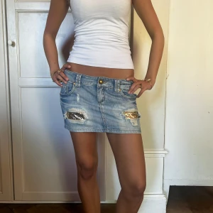 Lågmidjad kjol - Lågmidjad kjol med detaljer 