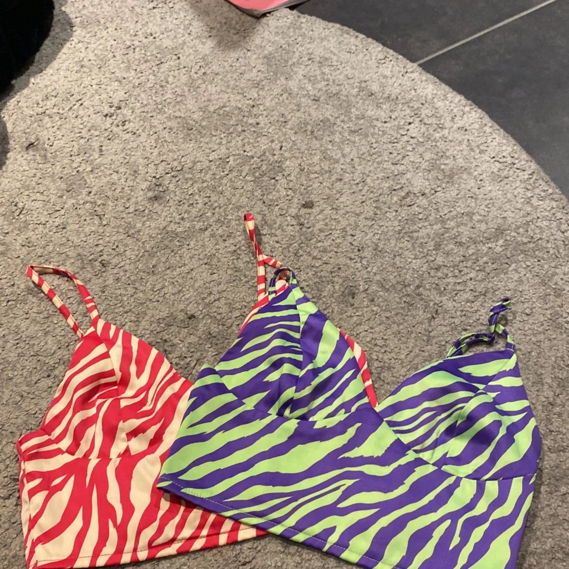 Jag säljer dessa två tröjor för att den inte blir till användning längre.  Jag har använt dem cirka två gånger men jag fasande inte riktigt för dem men hoppas dem blir till användning hos nån annan..💗😊 - 93