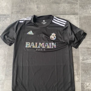 Svart glänsande balmein t-shirt - Passar perfekt till sommaren 