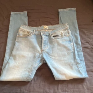 Herr jeans från River island - Jag säljer dessa herr jeans från river island eftersom de inte kommer till användning av min bror. Storlek 30/32 vilket morsvarar ungefär storleken 46. Vet ej nypris men de flesta jeansen därifrån kostar runt 450-700kr. Mycket bra skick!