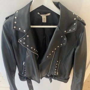 Skinnjacka - Skinnjacka med nitar. Perfekt jacka till fest eller utgång!🤍🤍