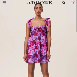 ADOORE klänning   - Säljer denna superfina klänningen från adoore. Nyskick endast använd 2 gånger ❤️❤️ säljer endast då den inte passade mig  Nypris 1395kr, köparen står för frakten 