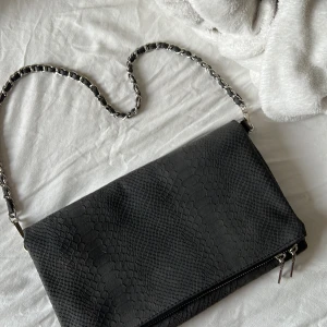 Väska  - Säljer nu denna oanvända väskan ifrån Zalando. Supersöt men kommer inte till användning 