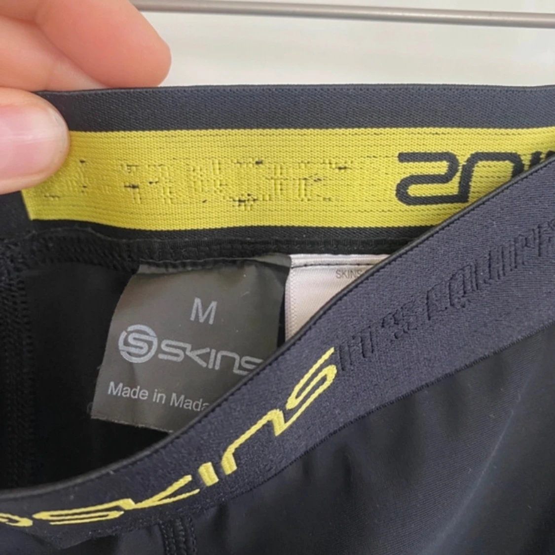 Skins kompressions tights trekvarts svart M - 92