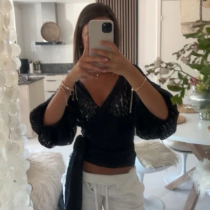 Fest topp i spets - En så fin topp i spets som man knyter i midjan, är justerbar så passar flera storlekar⚡️🌸