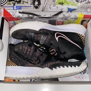 KYRIE//7// - Hej! Säljer dessa kyrie VII eftersom att de är för små. Skorna är använda men inga märken syns på planen! Skriv om du har frågor!!