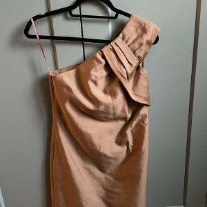 Preloved Reiss One Shoulder Strap Dress - A barely worn one shoulder dress by brand Reiss. Cotton & Silk woven blend in a nude beige/pink tone. Best Fits XS/S. Tagged Size US 2/UK 6. Very Good Condition