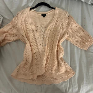 Bolero  - Säljer denna jättesnygga boleron som är i en ljusrosa/ beige färg! Skriv för frågor eller fler bilder💗