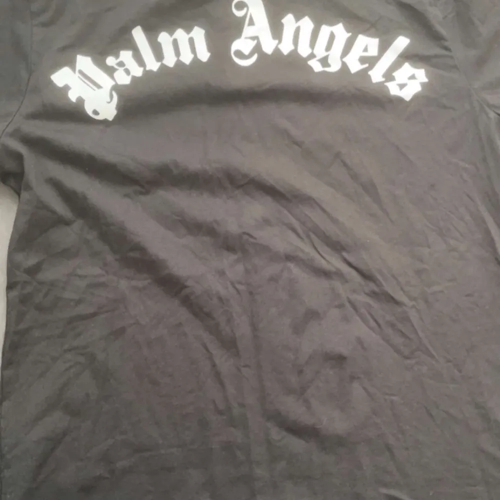 Hej, jag säljer nu en Palm angels t shirt åt en vän, t shirten är i ny skick, tagen är avtagen men kan fås med, Storlek S, den är Äkta  Hör av dig vid frågor  Kan mötas upp i GBG. T-shirts.