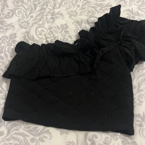 one shoulder topp💞 - en jätte fin one shoulder topp från zara i storlek M💞 jag har storlek S och ibland XS och denna var lite stor så därför säljer jag den. Skitttt söt dock och inga defekter utan fläckfri. Säljer den för 55kr.💞