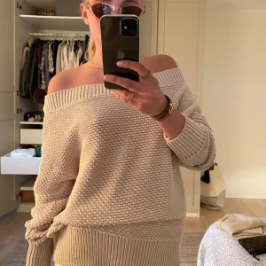 YAYA stickad tröja  - Off shoulder stickad/ virkad tröja från YAYA🤍 Storlek XL men sitter bra på mig som har S. (Finns fler bilder vid intresse)