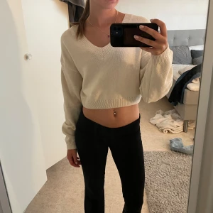 Tröja från HM - Aldrig använd. Strl S. En beige tröja från HM med V-skurning 💕🩷