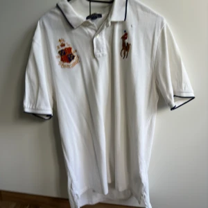 Ralph Lauren Piké - Piké från Ralph Lauren, grymt bra skick. Finns en liten fläck men går utan tvekan att få bort med rätt medel!   Sitter perfekt om man vanligtvis har M i vuxenstorlek! 😊  XL (18-20)  Priset är förhandlingsbart! 😃