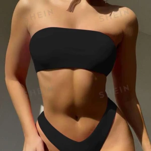 Svart Bandeau Bikini Top  - Svart Bandeau Bikini Top  Säljer då jag köpte den av en tjej här på plick men insåg att den var alldeles för liten. Aldrig använd av varken mig eller tidigare tjej så den är i nyskick🩷