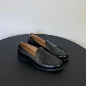 Loafers läder - Svarta läder loafers. Knappt använda. Fel storlek. Strl 39 men skulle säga 38