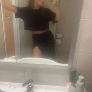 Satin kjol - Svart satin kjol med slits från H&M