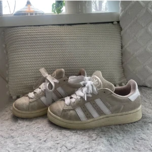 Adidas campus - Säljer mina as snygga beiga addidas campus skor. Lite använda, så lite smuts tillkommer, tillexempel skosnörena men de går enkelt att slänga in i tvättmaskin! Skriv ifall du har fler funderingar! 