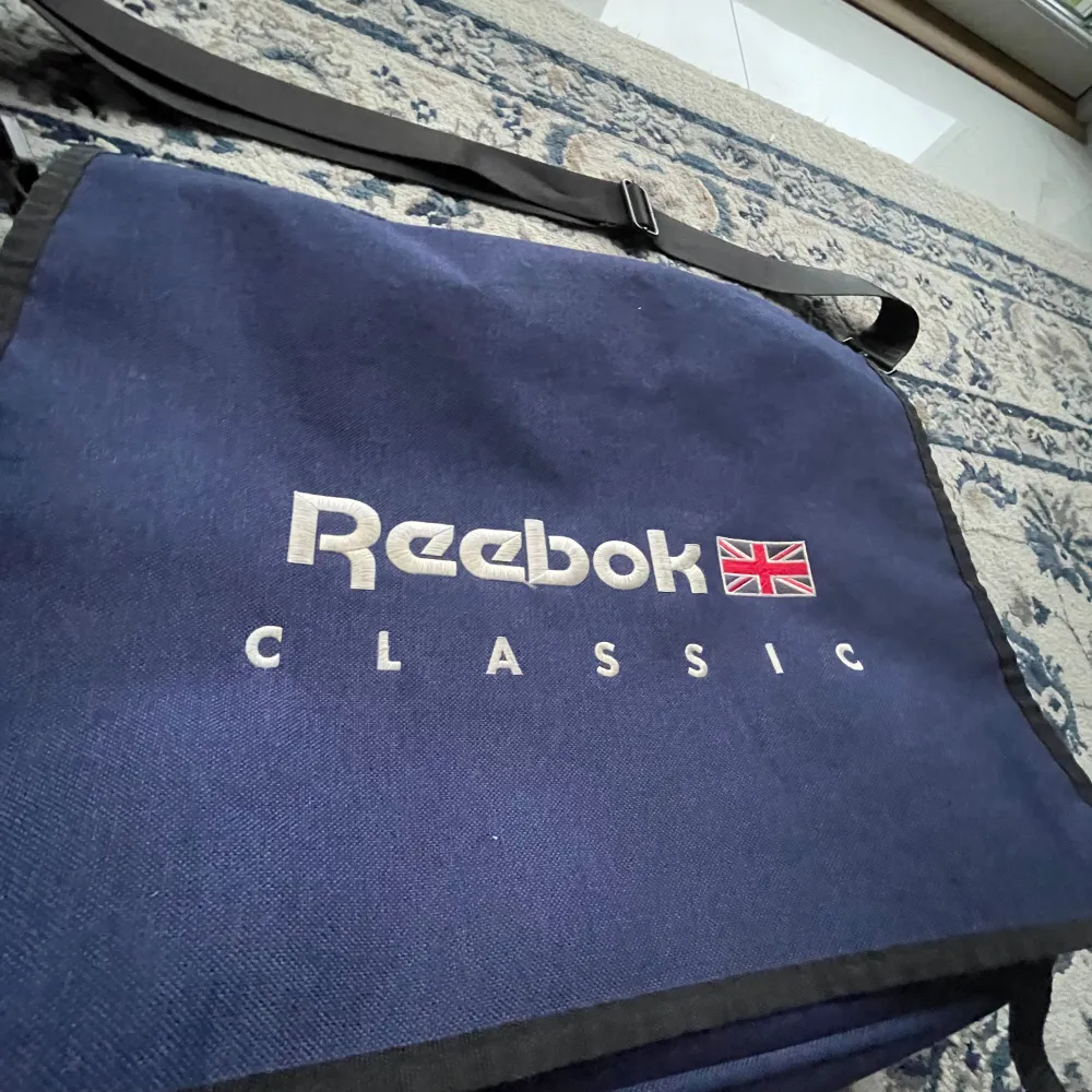 Säljer nu en fin väska från Reebok classic i bra använt skick! Se bilder! Snygg för sommaren👌 Mått: 45x35cm Hör av er vid frågor.. Accessoarer.