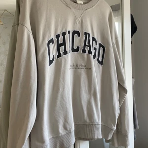 Sweatshirt  - Sweatshirt i fint skick från H&M. 