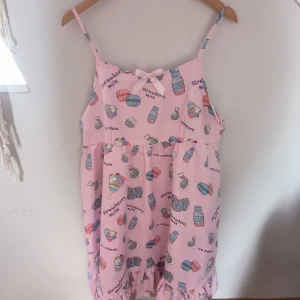 Kawaii Tunn Klänning - Tunn polyester klänning, lite "plastig" i tyget. TROR att den är köpt från kawaii.se för 4+ år sedan men jag vet verkligen inte.