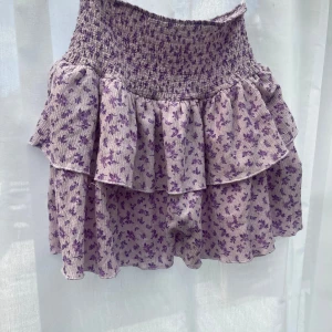 Lila-blommig kjol  - Lila söt volang kjol från Gina Tricot, köpt för ungefär två år sen och kommer inte till användning❤️