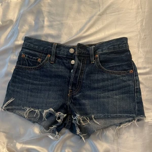 Levi’s shorts - Säljer mina shorts från Levi’S i modellen 501, mörk blå färg och passar jätte bra nu till sommaren, inga defekter, skriv gärna om ni har frågor💖☀️