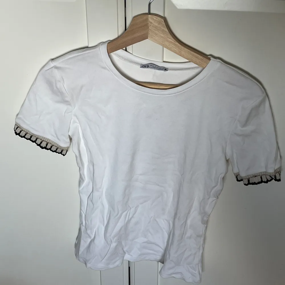Supergullig vit t-shirt från zara i storlek M, den är lite tjockare i materialet och har jättefina detaljer på kanten 🥰. T-shirts.