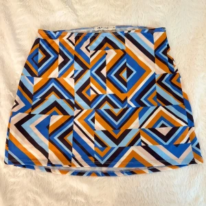 Mini skirt från Nelly - Mönstrad kjol från Nelly (mini print skirt), oanvänd! Storlek S